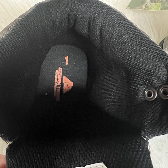 Boys size 1 Hiking Boots Camo - Picture 2 of 9